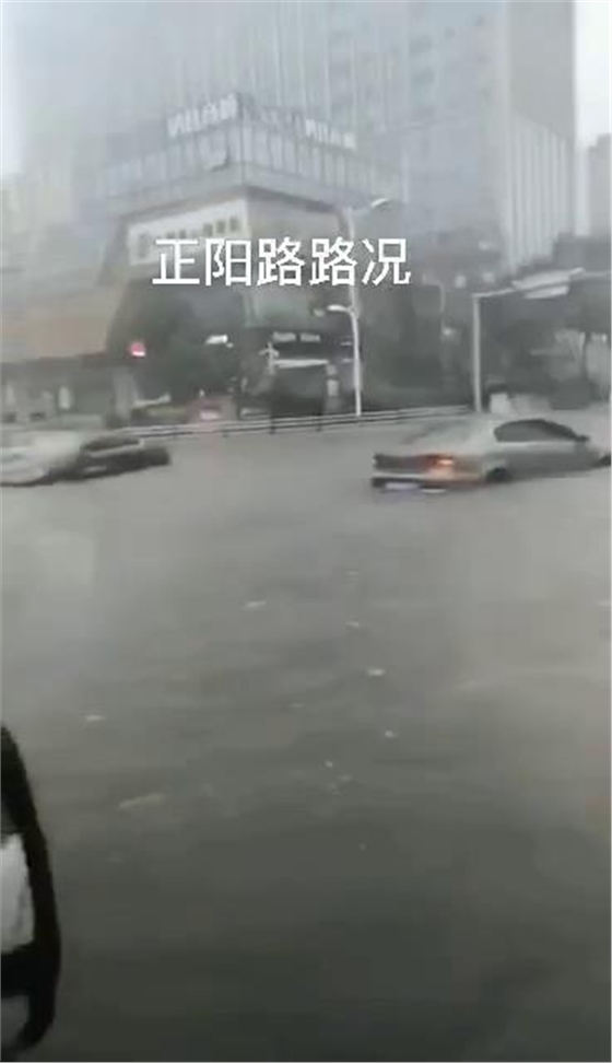 臺風巴威造成青島城市內(nèi)澇，機動車熄火
