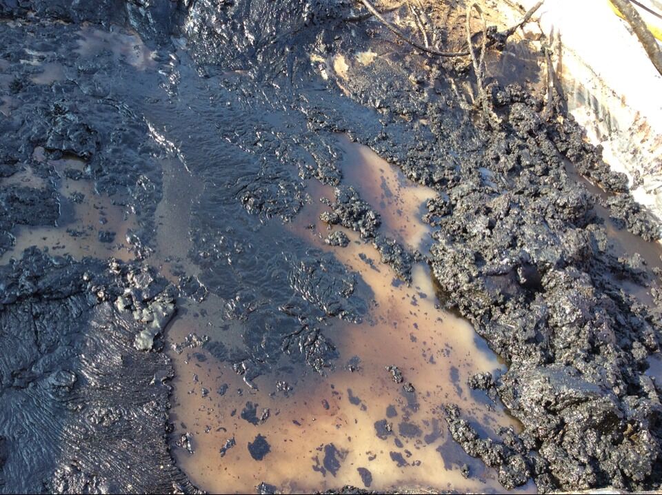 含油污水是原油、泥沙、水等的混合物。